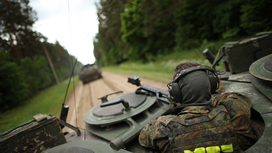 Panzergrenadiere fahren mit einem Marder während der Übung Iron Wolf 2017 in Litauen Foto: Bundeswehr