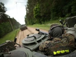 Panzergrenadiere fahren mit einem Marder während der Übung Iron Wolf 2017 in Litauen Foto: Bundeswehr