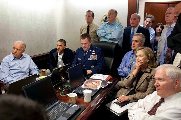2. Mai 2011: Der damalige US-Präsident Barack Obama verfolgt im "Situation Room" des Weißen Hauses mit Mitgliedern seines nationalen Sicherheitsteams die Militäroperation, die zum Tod von Al-Qaida-Chef Osama bin Laden führt. Foto: Pete Souza/White House