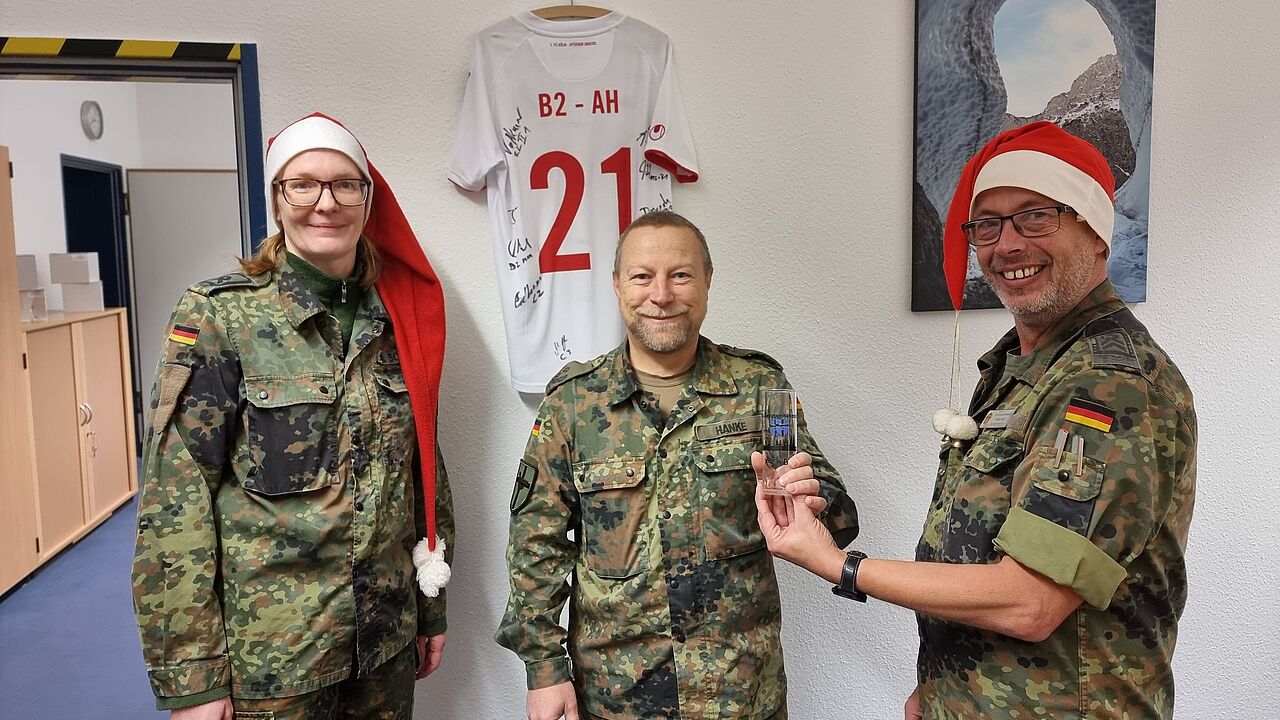 Keine Rute - sondern eine kleine Aufmerksamkeit erhielt natürlich auch der Kommandeur des FüUstgZentrLw, Oberstleutnant Andreas Hanke, als die Nikoläuse an seine Tür klopften. Foto: TruKa FüUstgZentrLw
