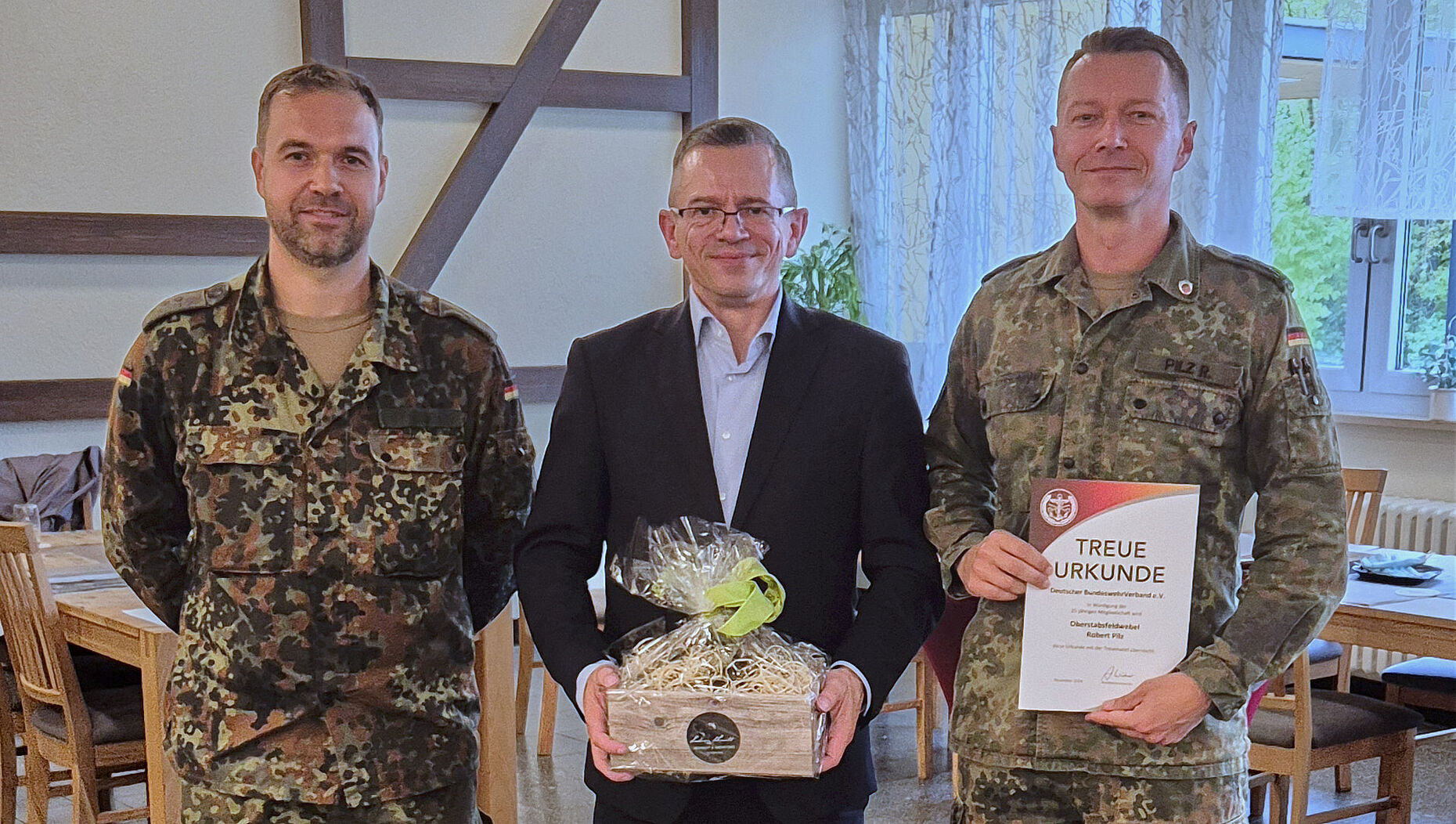 Nach der Ehrung: Vorsitzender Hauptmann Bernd Link (v.l.n.r.), Stabsfeldwebel a.D. Thomas Schwappacher und Oberstabsfeldwebel Robert Pilz. Foto: Roland Stengl