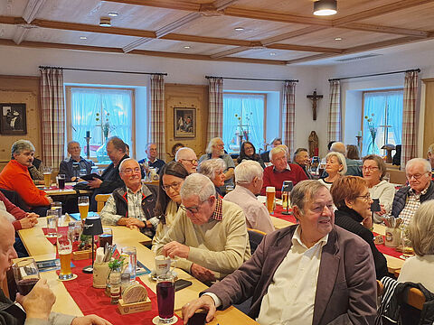 Die Herbstversammlung mit 50 Teilnehmern im Gasthaus WEINGAST in Kematen war zugleich der Jahresabschluss der Kameradschaft ERH Rosenheim. Foto: H-W Teßler