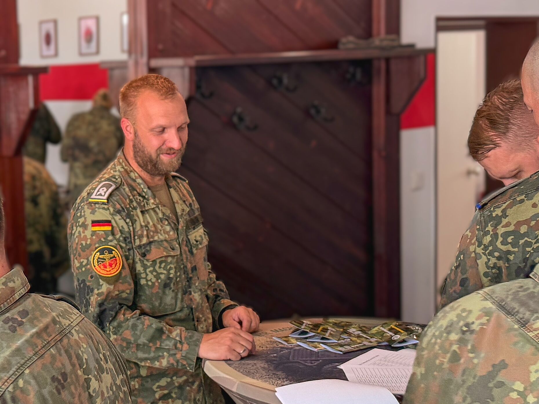 Mehr als 20 Soldaten reichten beim stellvertretenden StoKa-Vorsitzenden, Hauptfeldwebel Brian Berger, noch während des Sommerfestes ihren Aufnahmeantrag für den DBwV ein. Foto: Thomas Zimmermann