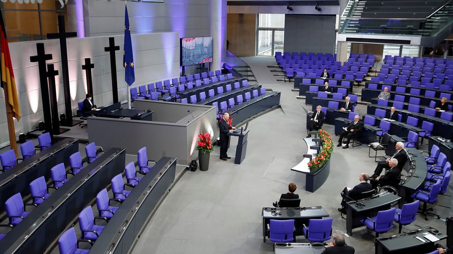 Prinz Charles hält die Gedenkrede zum Volkstrauertag im Bundestag. Der diesjährige Volkstrauertag zum Gedenken an die Opfer des Nationalsozialismus und an die Toten beider Weltkriege ist der deutsch-britischen Freundschaft gewidmet. Foto: picture alliance/dpa/Reuters/Pool | Axel Schmidt