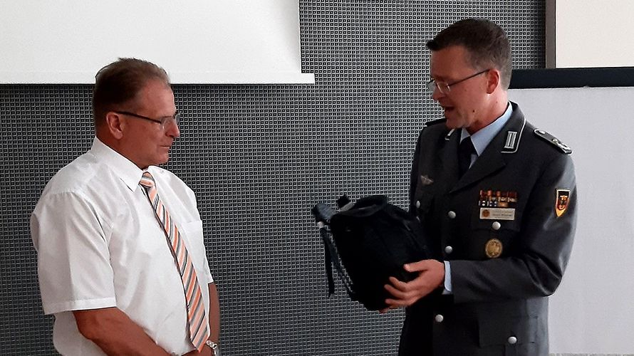 Dank und Anerkennung: DBwV-Bundesvorsitzender Oberstleutnant André Wüstner (r.) verabschiedet Heiner Kindinger als KTMS-Geschäftsführer. Foto: KTMS