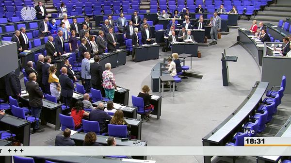 Bei der Abstimmung im Bundestag: Mit den Stimmen der Regierungskoalition sowie der FDP wurde das Gesetz verabschiedet. Screenshot: DBwV