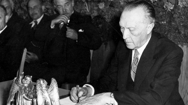 Im Mai 1949 unterzeichnet der Präsident des Parlamentarischen Rates, der CDU-Politiker Dr. Konrad Adenauer, das Grundgesetz der Bundesrepublik Deutschland. Er sollte ihr erster Kanzler werden. Foto: Picture alliance