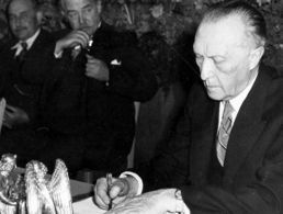 Im Mai 1949 unterzeichnet der Präsident des Parlamentarischen Rates, der CDU-Politiker Dr. Konrad Adenauer, das Grundgesetz der Bundesrepublik Deutschland. Er sollte ihr erster Kanzler werden. Foto: Picture alliance
