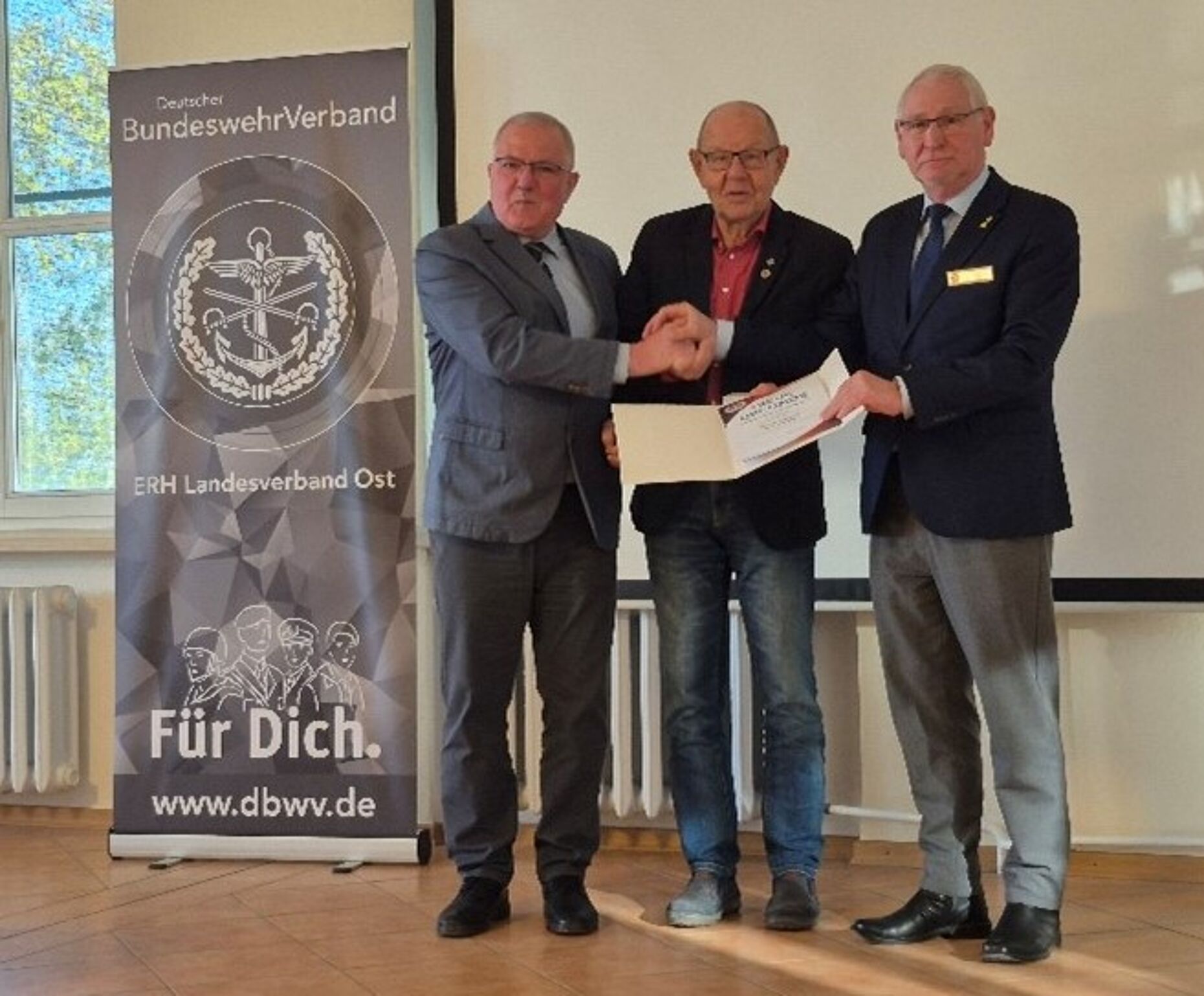 Für eine Mitgliedschaft von 25 Jahren im DBwV wurde Franz Patzschke (Mitte) durch Volkhard Riemer (links) und Frank Udo Reiche ausgezeichnet. Foto: Volkhard Riemer