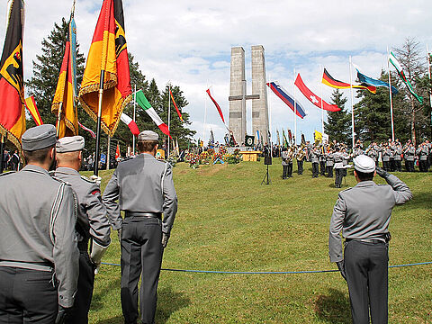 Das bestehende Denkmal am Hohen Brendten wurde durch einen Gedenkstein für die Gebirgssoldaten der Bundeswehr ergänzt. Foto: BundeswehrDas bestehende Denkmal am Hohen Brendten wurde durch einen Gedenkstein für die Gebirgssoldaten der Bundeswehr ergänzt. F