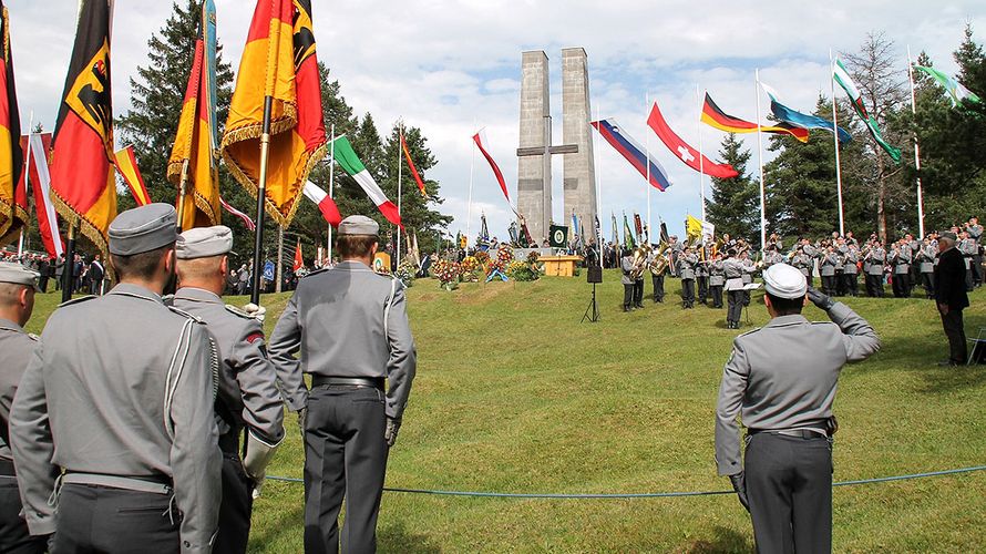 Das bestehende Denkmal am Hohen Brendten wurde durch einen Gedenkstein für die Gebirgssoldaten der Bundeswehr ergänzt. Foto: BundeswehrDas bestehende Denkmal am Hohen Brendten wurde durch einen Gedenkstein für die Gebirgssoldaten der Bundeswehr ergänzt. F