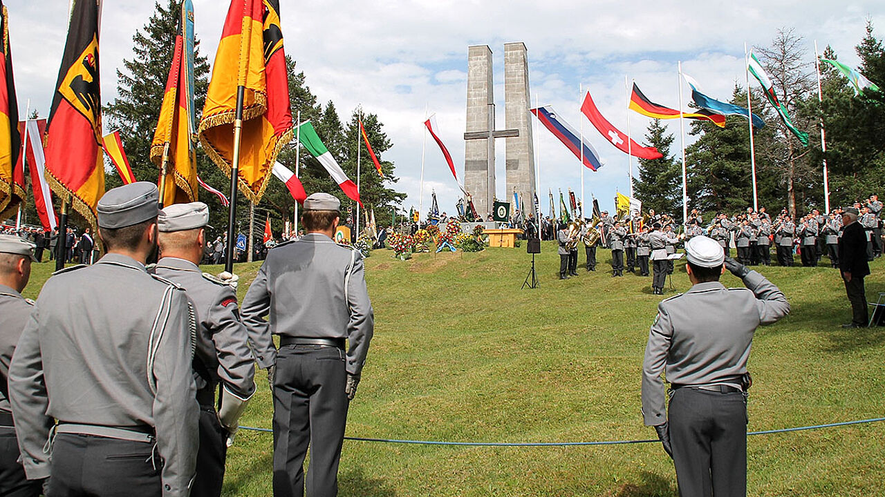 Das bestehende Denkmal am Hohen Brendten wurde durch einen Gedenkstein für die Gebirgssoldaten der Bundeswehr ergänzt. Foto: BundeswehrDas bestehende Denkmal am Hohen Brendten wurde durch einen Gedenkstein für die Gebirgssoldaten der Bundeswehr ergänzt. F