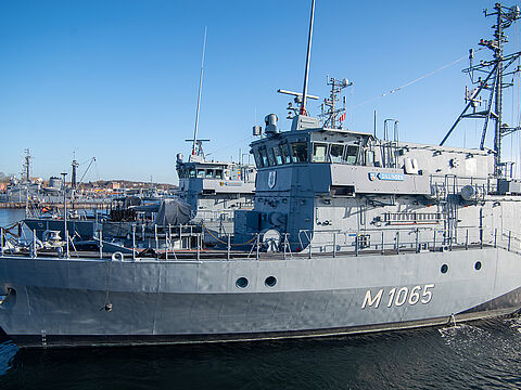 Die Minenjagdboote "Dillingen" und "Rottweil" im Hafen von Kiel: Beim Hafenaufenthalt dürfen sich die Besatzungen jetzt über eine "Vier-Tage-Woche" freuen. Archivfoto: DBwV/Yann Bombeke