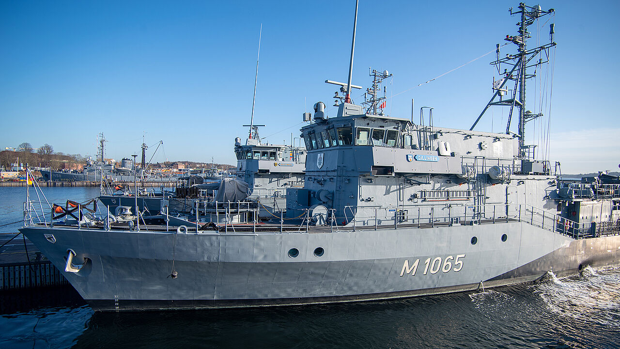 Die Minenjagdboote "Dillingen" und "Rottweil" im Hafen von Kiel: Beim Hafenaufenthalt dürfen sich die Besatzungen jetzt über eine "Vier-Tage-Woche" freuen. Archivfoto: DBwV/Yann Bombeke