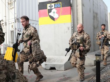 Deutsche Soldaten, hier bei einer Alarmierungsübung, bleiben weiter im Irak im Einsatz. Das hat der Bundestag mit breiter Mehrheit beschlossen. Foto: Bundeswehr/Twitter