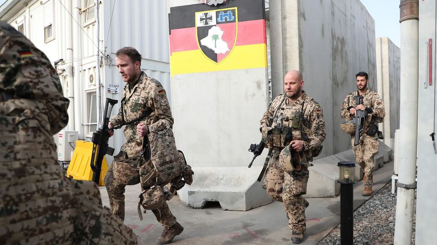 Deutsche Soldaten, hier bei einer Alarmierungsübung, bleiben weiter im Irak im Einsatz. Das hat der Bundestag mit breiter Mehrheit beschlossen. Foto: Bundeswehr/Twitter