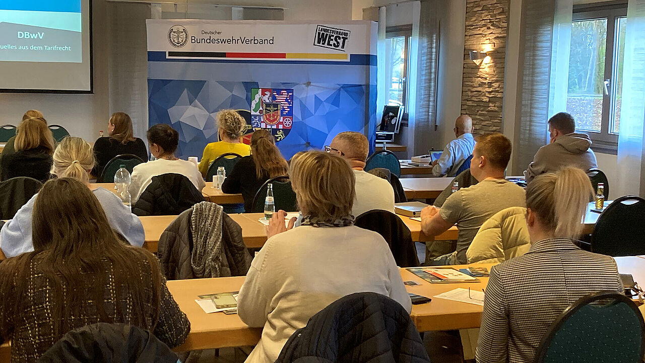 Eine Plattform für fachliche Weiterbildung und Information der zivilen Beschäftigten der Bundeswehr bietet die jährliche Fachtagung des Landesverbandes West. Foto: Sebastian Käding