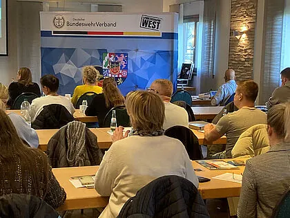 Eine Plattform für fachliche Weiterbildung und Information der zivilen Beschäftigten der Bundeswehr bietet die jährliche Fachtagung des Landesverbandes West. Foto: Sebastian Käding