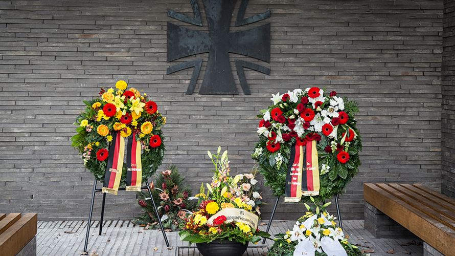 Vertreter des Deutschen Bundeswehrverbands, des Bundes Deutscher Veteranen, der Soldaten und Veteranen Stiftung legten Kränze und Blumengebinde nieder. Foto: EinsFüKdo