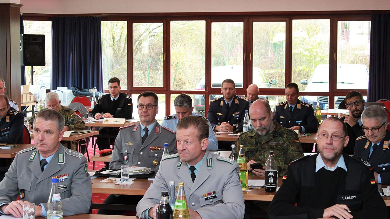 18 Kommandeure und Dienststellenleiter aus bayerischen und baden-württembergischen Standorten nahmen an der Tagung teil Foto: DBwV