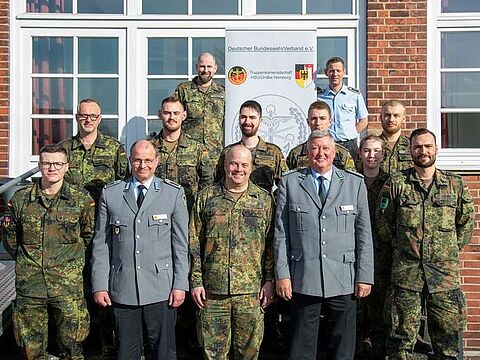 Hamburger Bundeswehr-Studenten und -Studentinnen mit den Mandatsträgern. Foto: DBwV