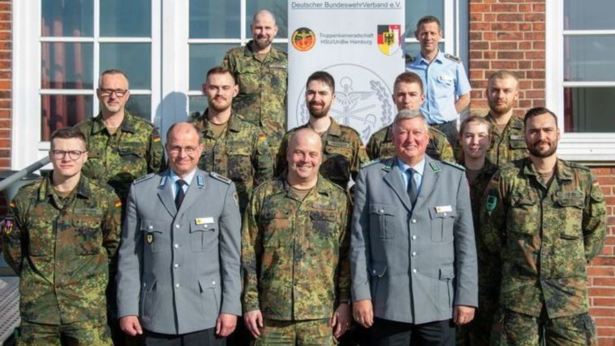 Hamburger Bundeswehr-Studenten und -Studentinnen mit den Mandatsträgern. Foto: DBwV