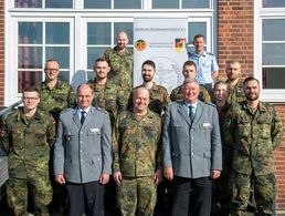 Hamburger Bundeswehr-Studenten und -Studentinnen mit den Mandatsträgern. Foto: DBwV