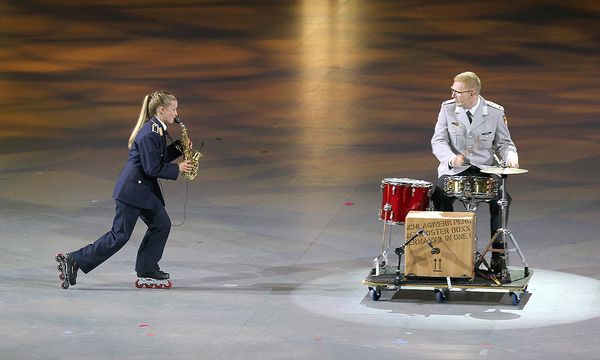 Auf Inlineskates: Feldwebel Olivia Nosseck spielt das Saxofon während sie mit Schwung durch die Halle rollt. Foto: DBwV/Vieth
