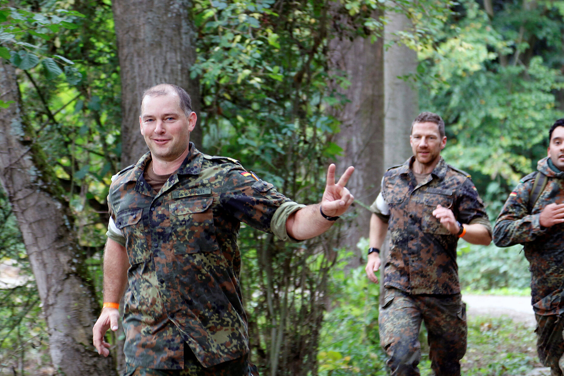 Gut gelaunt nach Kilometer zwölf: Oberleutnant zur See d.R. Jan Scharrer von der RAG Wettkampf Hamburg auf der Marschstrecke. Foto: Helmut Michelis  