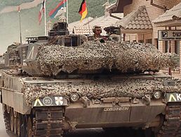 Ein Leopard-Kampfpanzer der Bundeswehr überquert am 12. Juni 1999 den mazedonisch-kosovarischen Grenzübergang Djeneral Jankovic. Es ist der Beginn des KFOR-Einsatzes der Bundeswehr. Foto: picture alliance/dpa/epa Licovski