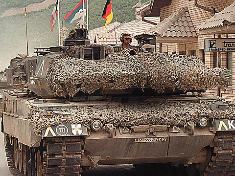 Ein Leopard-Kampfpanzer der Bundeswehr überquert am 12. Juni 1999 den mazedonisch-kosovarischen Grenzübergang Djeneral Jankovic. Es ist der Beginn des KFOR-Einsatzes der Bundeswehr. Foto: picture alliance/dpa/epa Licovski