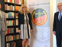 Militärgeneraldekan Matthias Heimer, Silke Singer (stellvertretende Vorsitzende) und Frank-Udo Reiche (Bezirksvorsitzender Berlin/Brandenburg; v.l.) bei der Gründung TruKa für Militärseelsorge im Evagelischen Amt der Bundeswehr in Berlin. Foto: DBwV/Schmidt