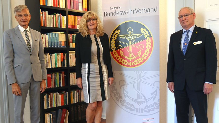 Militärgeneraldekan Matthias Heimer, Silke Singer (stellvertretende Vorsitzende) und Frank-Udo Reiche (Bezirksvorsitzender Berlin/Brandenburg; v.l.) bei der Gründung TruKa für Militärseelsorge im Evagelischen Amt der Bundeswehr in Berlin. Foto: DBwV/Schmidt