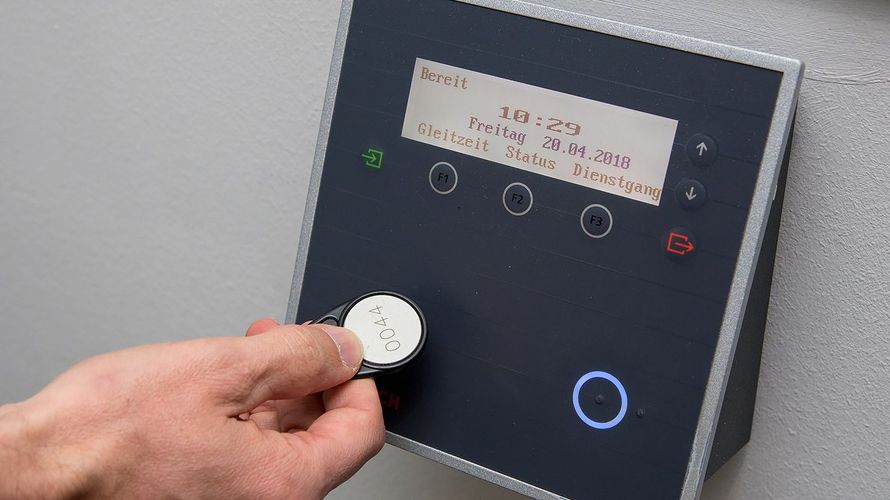 Zeiterfassung an einem elektronischen Terminal: Das BMI stellt die Einführung verschiedener Arbeitszeitkontenmodelle in Aussicht. Foto: DBwV/Scheurer