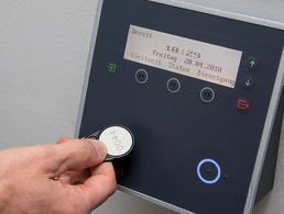 Zeiterfassung an einem elektronischen Terminal: Das BMI stellt die Einführung verschiedener Arbeitszeitkontenmodelle in Aussicht. Foto: DBwV/Scheurer