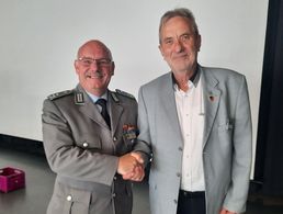 Zum 30. Jubiläum der KERH übergab Landesvorsitzender Oberstleutnant Lutz Meier die Coin des LV-West an den amtierenden KERH Vorsitzenden Oberstabsfeldwebel a.D. Edwin Kluger. Foto: Stabsfeldwebel a.D. Günter Pröger   