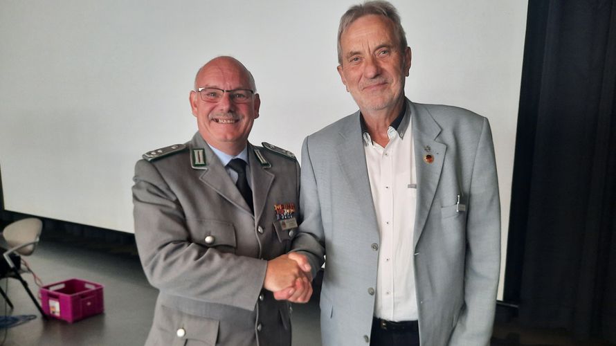 Zum 30. Jubiläum der KERH übergab Landesvorsitzender Oberstleutnant Lutz Meier die Coin des LV-West an den amtierenden KERH Vorsitzenden Oberstabsfeldwebel a.D. Edwin Kluger. Foto: Stabsfeldwebel a.D. Günter Pröger   
