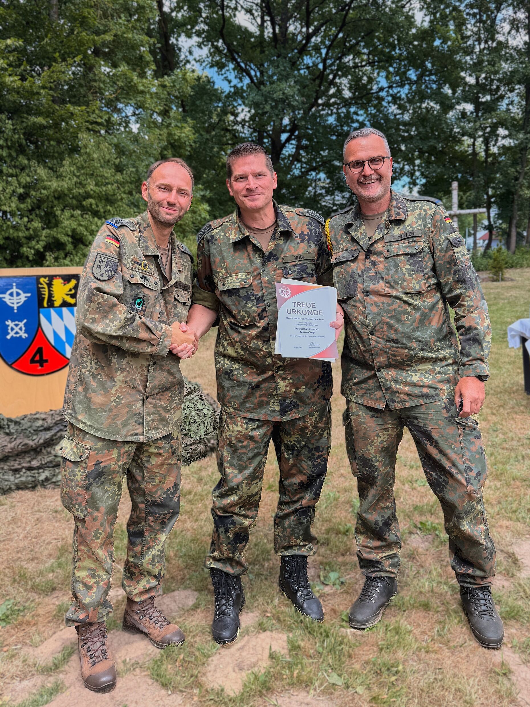 Oberstleutnant Florian Beerenkämper (v.l.) gratuliert Oberstabsfeldwebel Marcus Vogl mit Oberstabsfeldwebel Tobias Manfred Müller für 25 Jahre Treue zum DBwV. Foto: Thomas Zimmermann