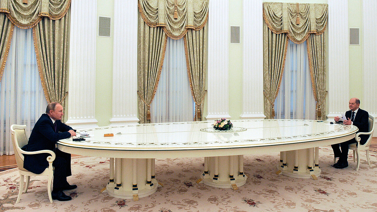 Im Dialog, aber auf Abstand: Im Kreml empfing Russlands Präsident Wladimir Putin (l.) Bundeskanzler Olaf Scholz zu Gesprächen über die Lage an der ukrainischen Grenze. Foto:  picture alliance / ASSOCIATED PRESS | Mikhail Klimentyev