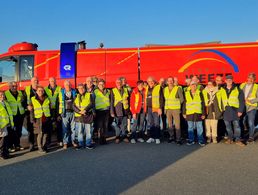 Spannende Einblicke in den Betrieb des Flughafen Niederrhein erhielt die Besuchergruppe der KERH, hier  vor beim Stopp an der Flughafenfeuerwehr des Airport Weeze. Foto: KERH Unterer Niederrhein