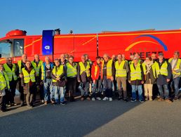 Spannende Einblicke in den Betrieb des Flughafen Niederrhein erhielt die Besuchergruppe der KERH, hier  vor beim Stopp an der Flughafenfeuerwehr des Airport Weeze. Foto: KERH Unterer Niederrhein