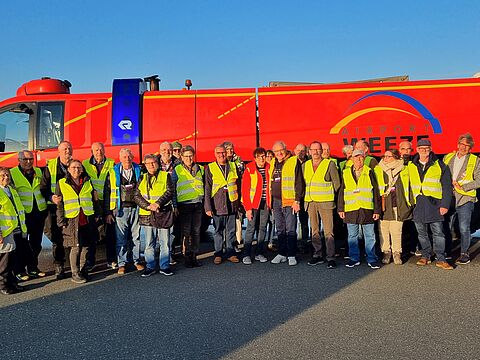 Spannende Einblicke in den Betrieb des Flughafen Niederrhein erhielt die Besuchergruppe der KERH, hier  vor beim Stopp an der Flughafenfeuerwehr des Airport Weeze. Foto: KERH Unterer Niederrhein
