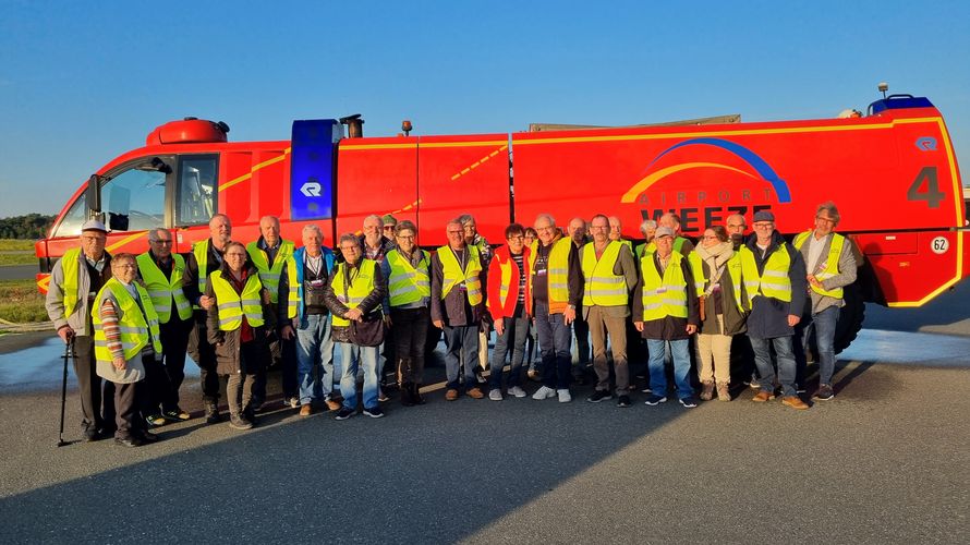 Spannende Einblicke in den Betrieb des Flughafen Niederrhein erhielt die Besuchergruppe der KERH, hier  vor beim Stopp an der Flughafenfeuerwehr des Airport Weeze. Foto: KERH Unterer Niederrhein