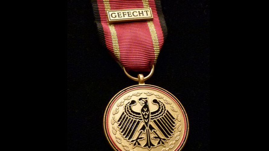 Seit November 2010 wird die Einsatzmedaille Gefecht verliehen. Die oft kritisierte Stichtagsregelung könnte demnächst geändert werden. Foto: picture alliance/R4200