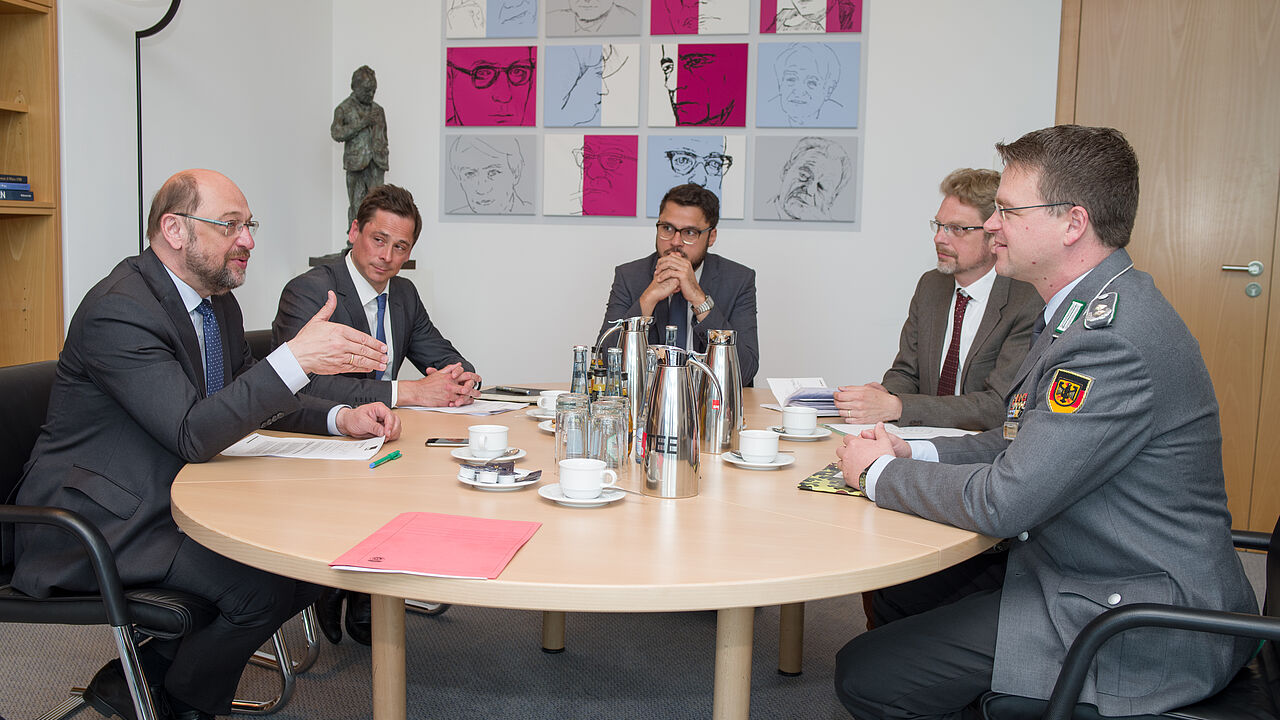 SPD-Kanzlerkandidat Martin Schulz (l.) will zwar mehr Geld für die Bundeswehr ausgeben, das Zwei-Prozent-Ziel lehnt er aber ab Foto: DBwV/Bombeke