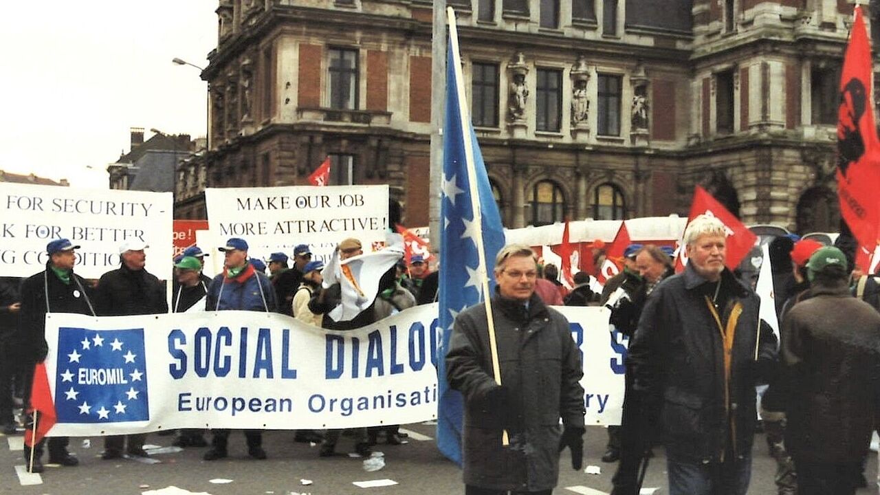 Jens Rotbøll gemeinsam mit Soldaten aus den EUROMIL-Mitgliedverbänden bei der Demonstration „Für ein soziales Europa“ während des EU-Gipfels am 13. Dezember 2001 in Brüssel  Foto: Rolf Meyer