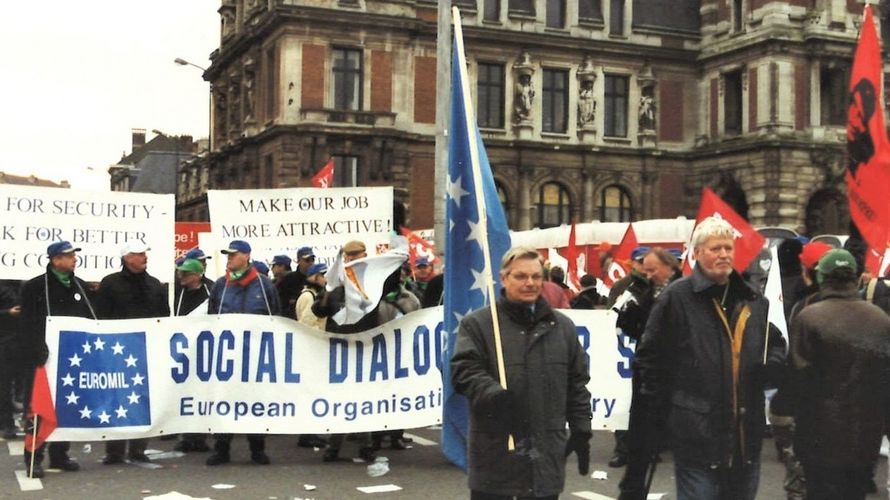 Jens Rotbøll gemeinsam mit Soldaten aus den EUROMIL-Mitgliedverbänden bei der Demonstration „Für ein soziales Europa“ während des EU-Gipfels am 13. Dezember 2001 in Brüssel  Foto: Rolf Meyer