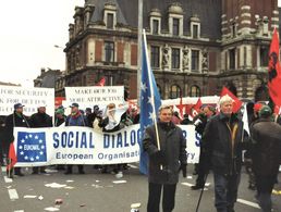 Jens Rotbøll gemeinsam mit Soldaten aus den EUROMIL-Mitgliedverbänden bei der Demonstration „Für ein soziales Europa“ während des EU-Gipfels am 13. Dezember 2001 in Brüssel  Foto: Rolf Meyer