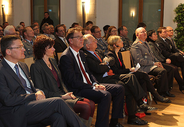 Entwicklungsminister Gerd Müller (vordere Reihe 3.v.l.) machte sich für eine Stärkung der zivilen Prävention stark.