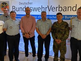 Der neu gewählte Vorstand der TruKa LufABw: (v.l.) FKpt Jessica Nissen, TROAR Marko Hastrich, OStFw Jochen Eilers, RAR Norbert Pluskat, Oberstlt Mike Gläser, OStGefr Sergej Ritter, OStFw Sven Voosen  (nicht auf dem Foto: OStFw Ralf Luck, Hptm Lars Nissen, OFw Nico Kleine). Foto: Hansen/DBwV 